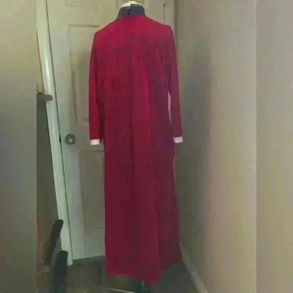 VTG PLAZA 9 RED VELVET WHITE LACE HOUSECOAT BEST FITS L-XL - Picture 3 of 7